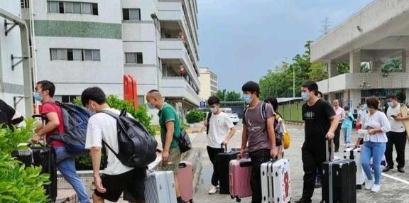 向广东打工者致敬：电子厂、机械厂、制衣厂上班12小时BB电子 BB游戏还要上夜班(图2)