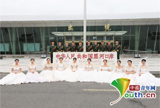 相约北疆 情定军营 武警黑河支队为BB电子 BB电子app10对新人举行集体婚礼(图3)