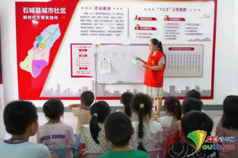 关爱“BB电子 BB电子app一老一小” 江西石城社区工作者当好居民“服务员”(图1)