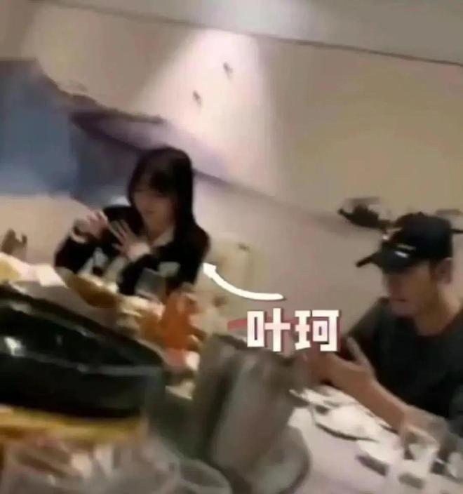 黄晓明被指责吃叶珂绝户疑似与她分手BB电子 BB电子app后还用着她送的高奢箱包(图6)
