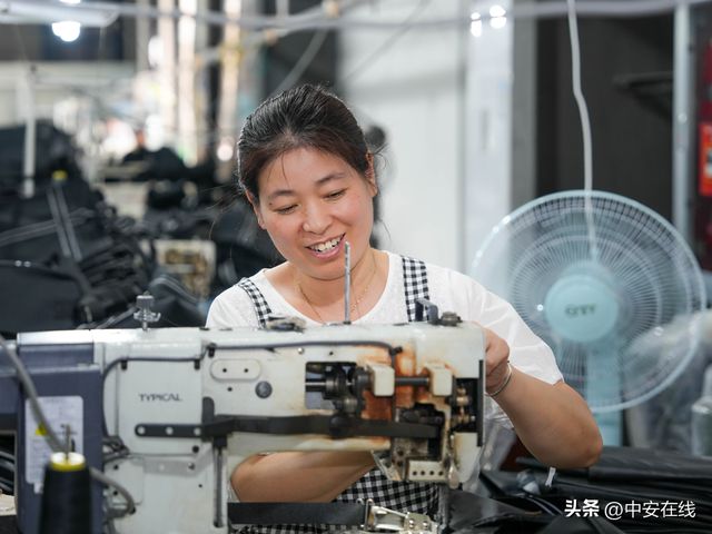 BB电子 BB电子官网我在现场：家门口的箱包厂(图1)