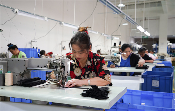 BB电子 BB电子的游戏贵州丹寨：安置社区“微工厂“ 助就业(图3)
