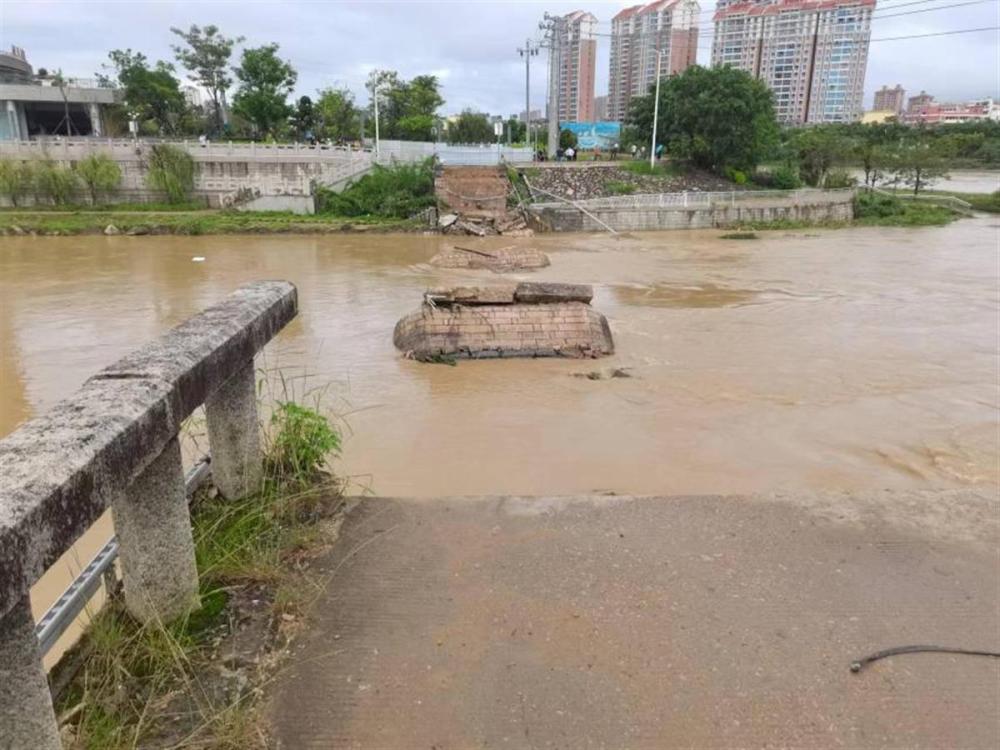BB电子 BB平台极端暴雨袭福建：箱包厂百万货品和机器被冲走一座桥梁深夜垮塌(图3)