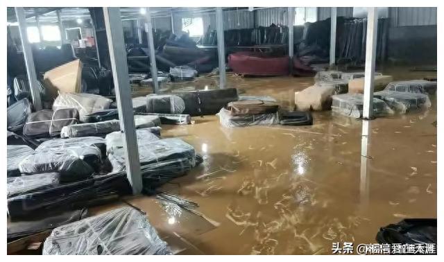 BB电子 BB平台福州暴雨箱包厂损失惨重！老板崩溃称损失300万：钱是贷款来的(图1)