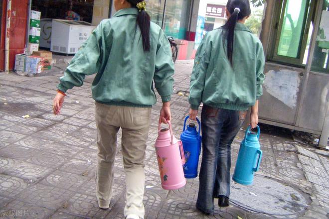东莞1999：我在手BB电子 BB电子的网站`入口袋厂当文员目睹漂亮女人红颜命薄(图2)