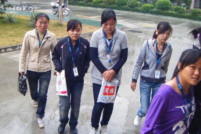 东莞1999：我在手BB电子 BB电子的网站`入口袋厂当文员目睹漂亮女人红颜命薄(图3)