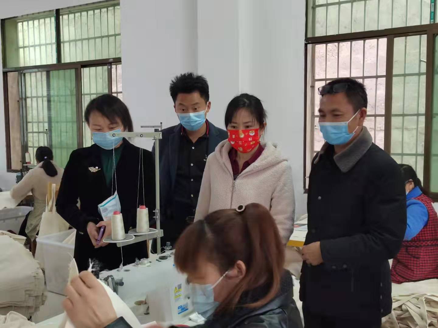 全国人大代表阳海玲亲临一乡一品鹏翔玩具手袋厂考察调研BB电子 BB电子的官网(图2)