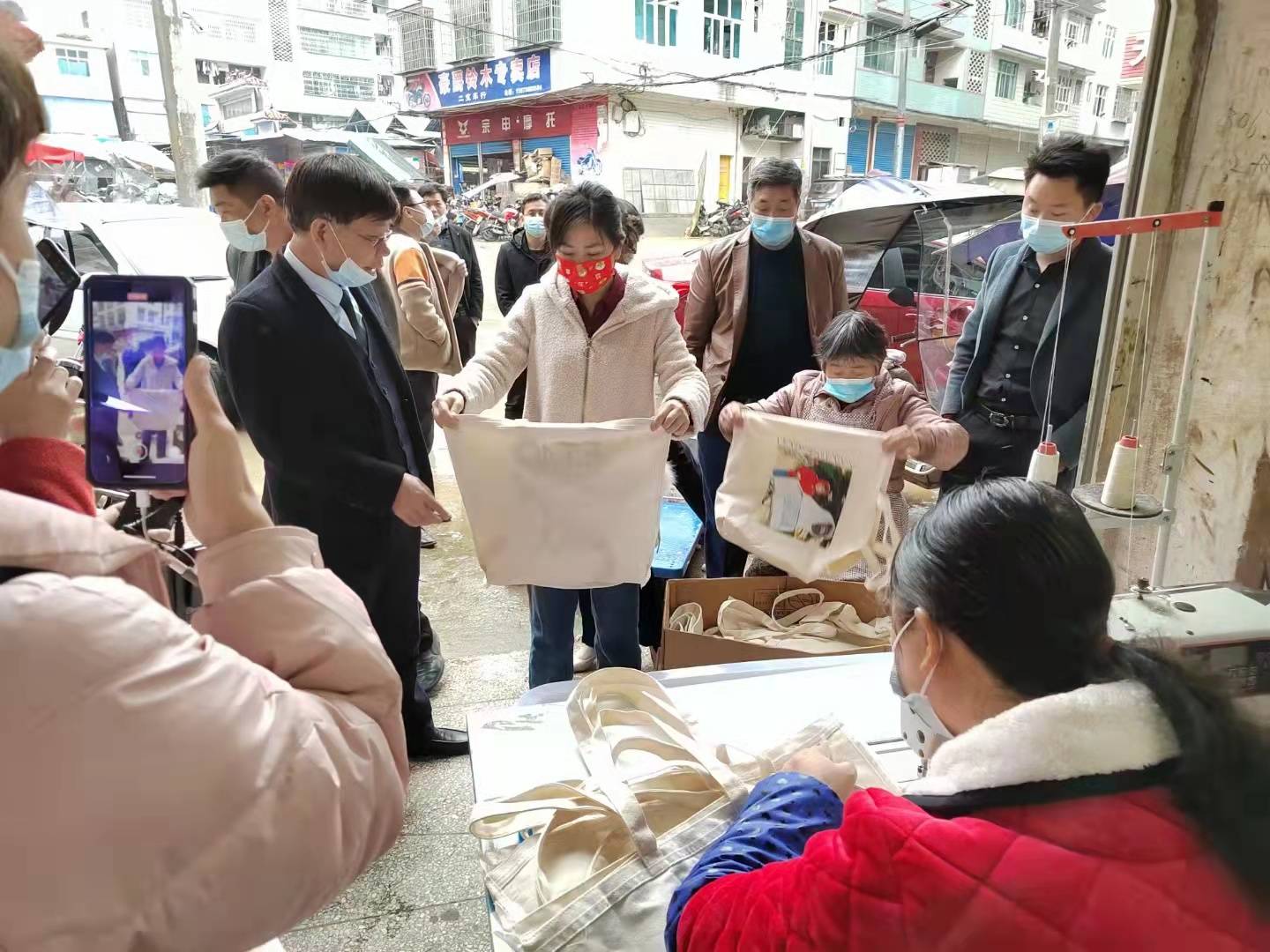 全国人大代表阳海玲亲临一乡一品鹏翔玩具手袋厂考察调研BB电子 BB电子的官网(图4)