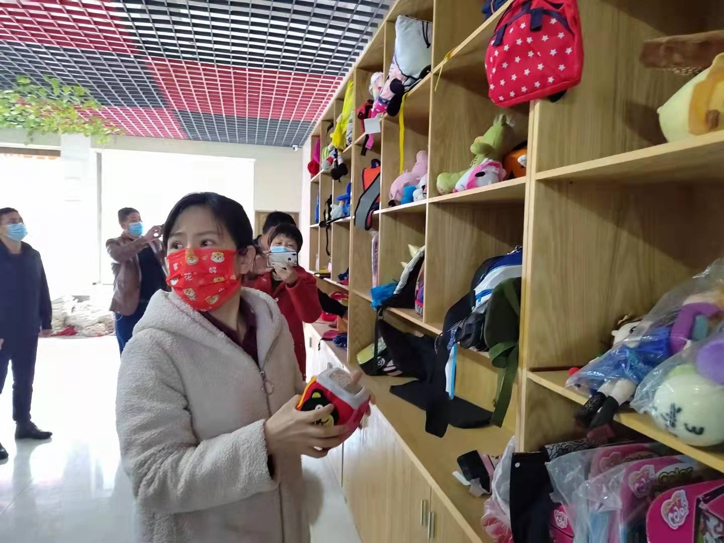 全国人大代表阳海玲亲临一乡一品鹏翔玩具手袋厂考察调研BB电子 BB电子的官网(图5)