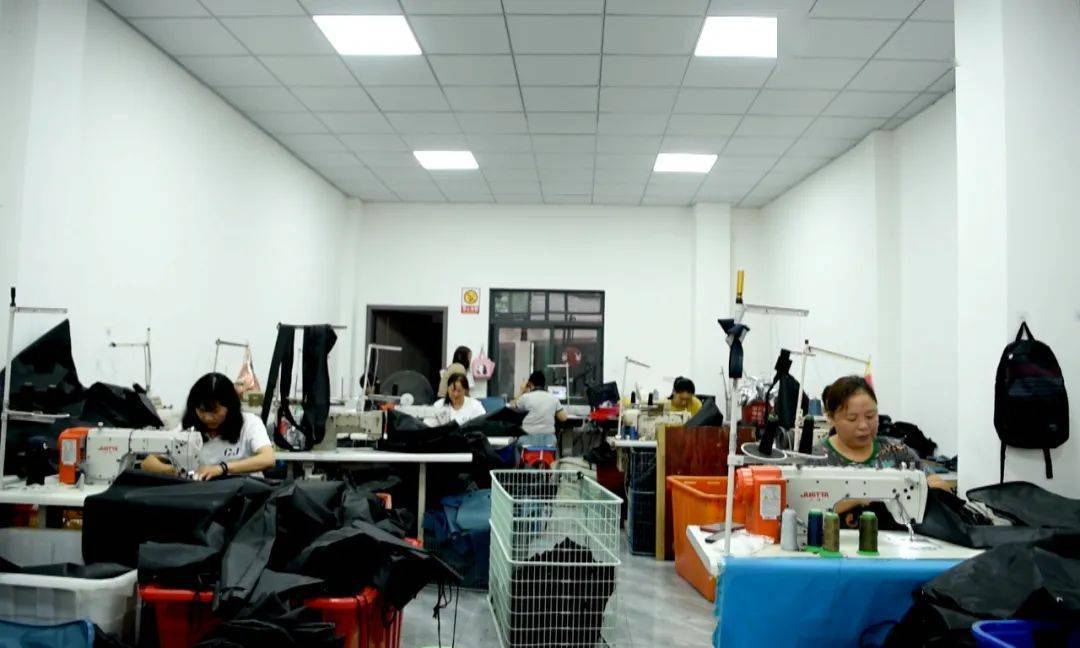 BB电子 BB电子的网站`入口黔西市中坪镇：箱包出口 助民增收(图1)