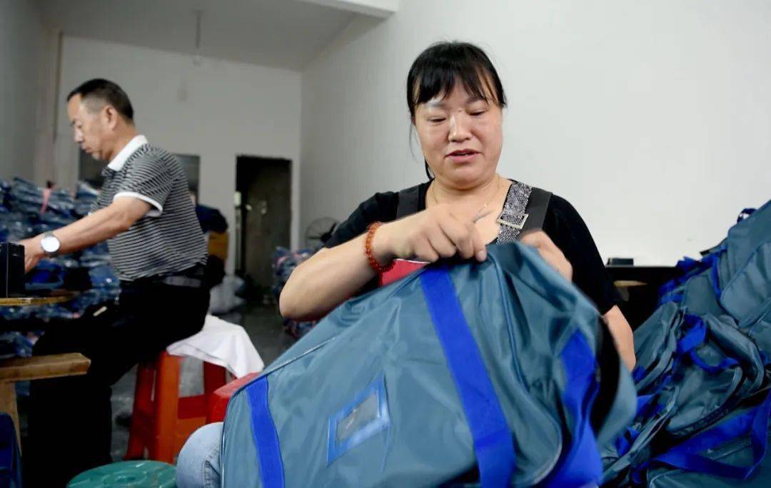 BB电子 BB电子的网站`入口黔西市中坪镇：箱包出口 助民增收(图3)
