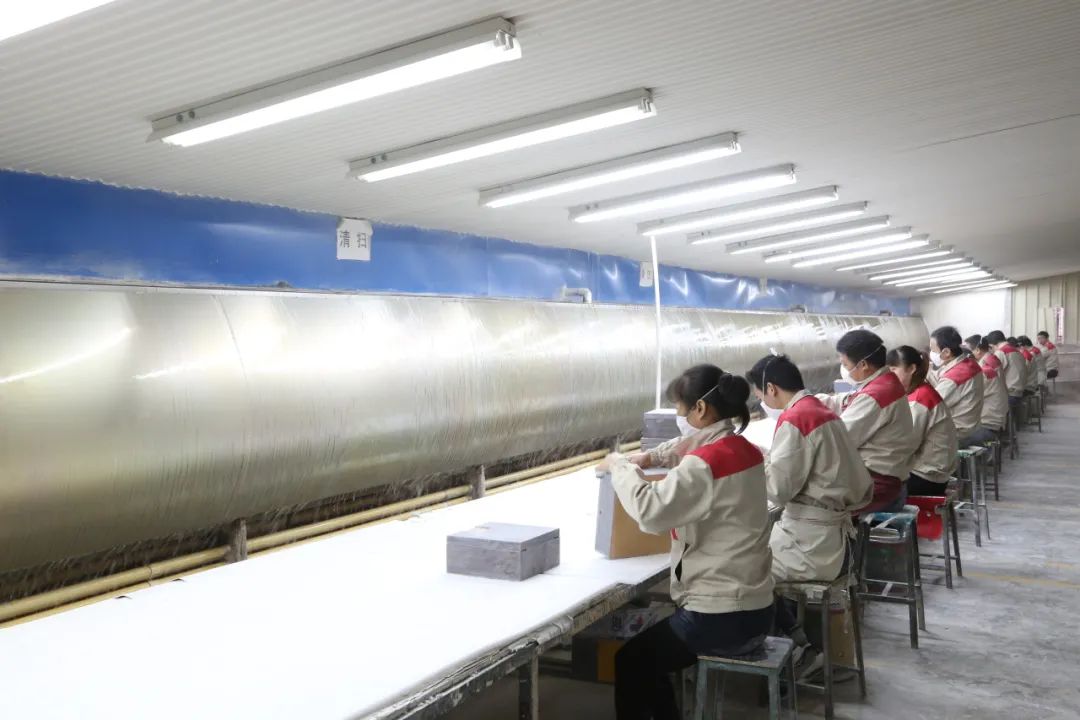 BB电子 BB电子的游戏惊艳！万江制造的箱包亮相“两国四展”你见过吗？(图4)