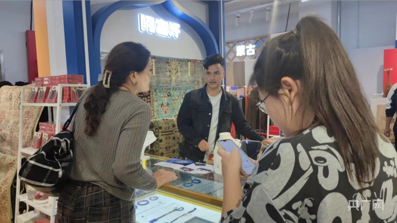 BB电子 BB电子的网站`入口【进博会时刻】进博集市20回归南京路步行街 在上海市中心也能买到会同款商品(图4)