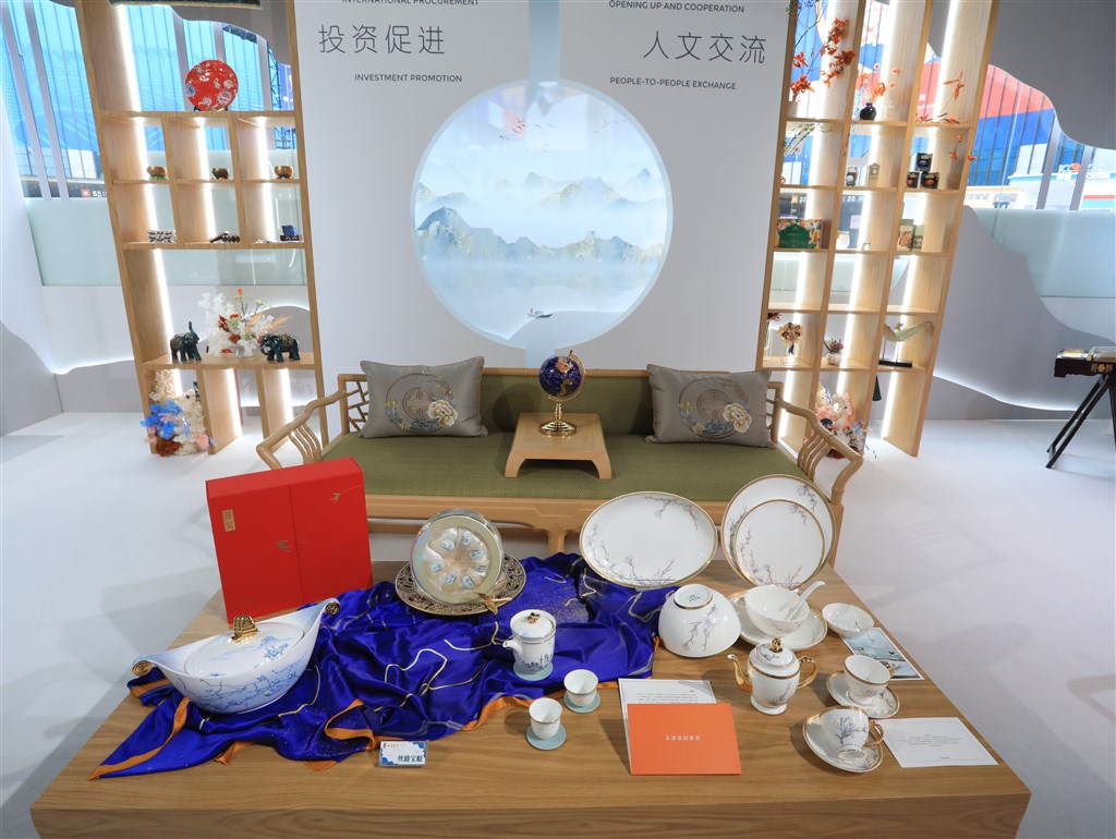 BB电子 BB电子的游戏展90个本土精品、海外优品进博故事 上海人文交流馆亮相第六届进博会(图8)