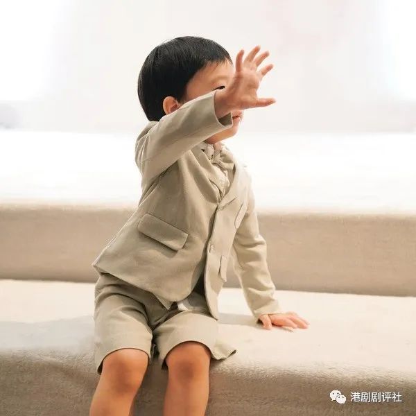 BB电子 BB电的app39岁知名港星首公开2岁儿子正面照睫毛超长像爸爸粉丝：好可爱(图2)