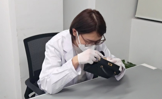 BB电子 BB电子的游戏对话中恒信资深鉴定师罗恒：坚定奢侈品之路(图1)
