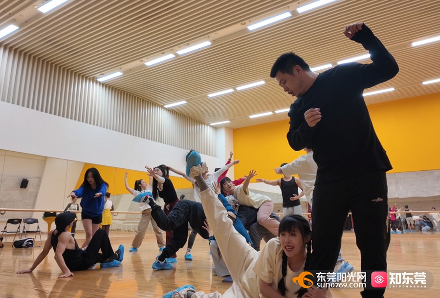 【视频】主创专BB电子 BB平台访：《东莞东》以人物命运情感与当代共振(图1)