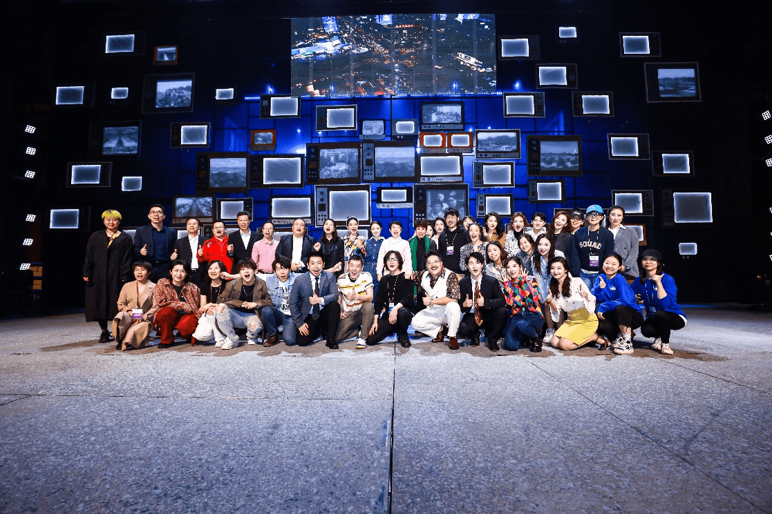 全国首演圆满成功丨2023开心麻花东莞BB电子 BB平台原创音乐剧《东莞东》唱响励志青春!(图1)