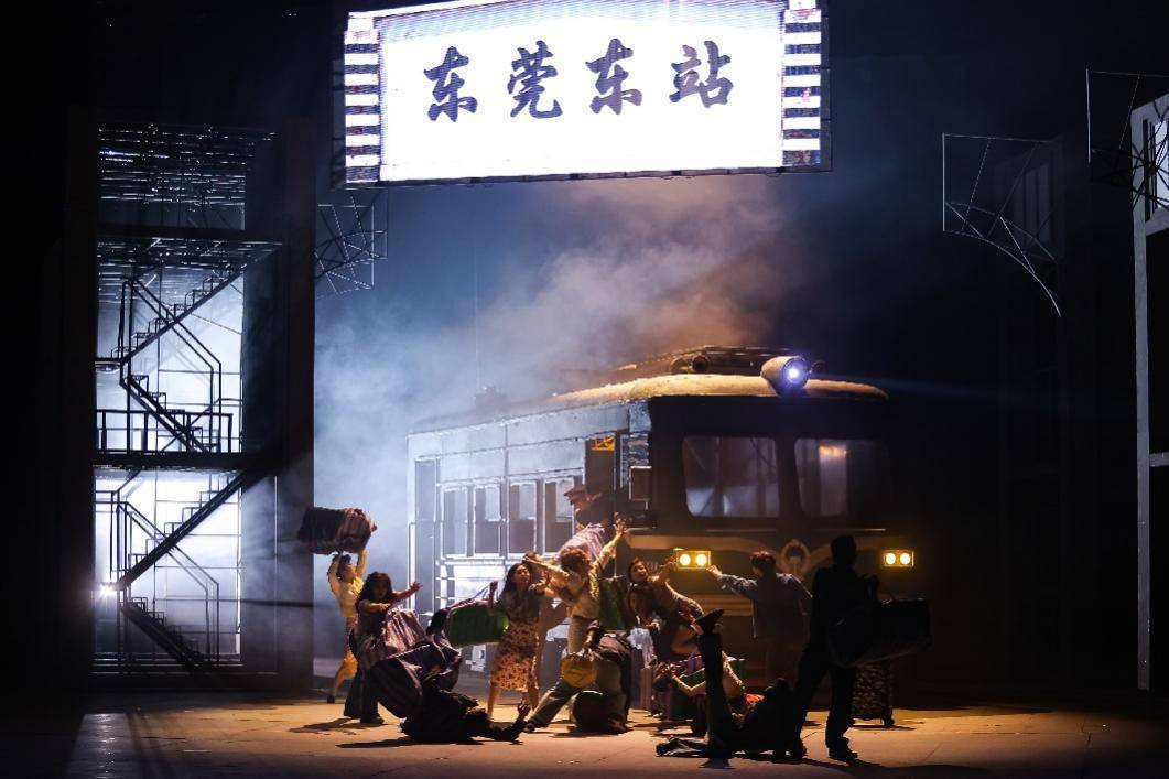 全国首演圆满成功丨2023开心麻花东莞BB电子 BB平台原创音乐剧《东莞东》唱响励志青春!(图10)