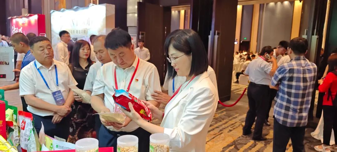 BB电子 BB电子的官网2023年大豆行业年会暨第七届中国大豆产业国际高峰论坛在哈尔滨召开 克山县荣获“中国之乡”称号(图9)