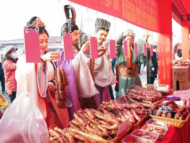香肠、黄酒统统打包“诸葛亮”BB电子和“黄月英”穿越到襄阳办年货(图2)