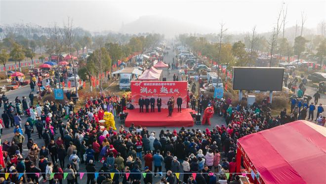 香肠、黄酒统统打包“诸葛亮”BB电子和“黄月英”穿越到襄阳办年货(图1)