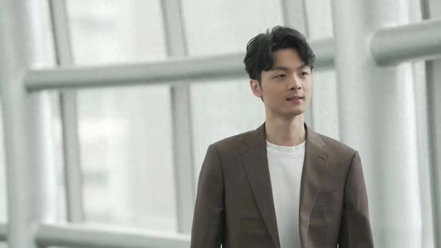 “00BB电子后”接班威豹箱包办公室挂着5个空白相框(图1)