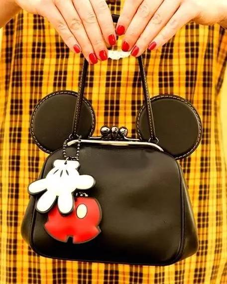 BB电子箱包)Coach X Disney Mickey锁吻包(图1)