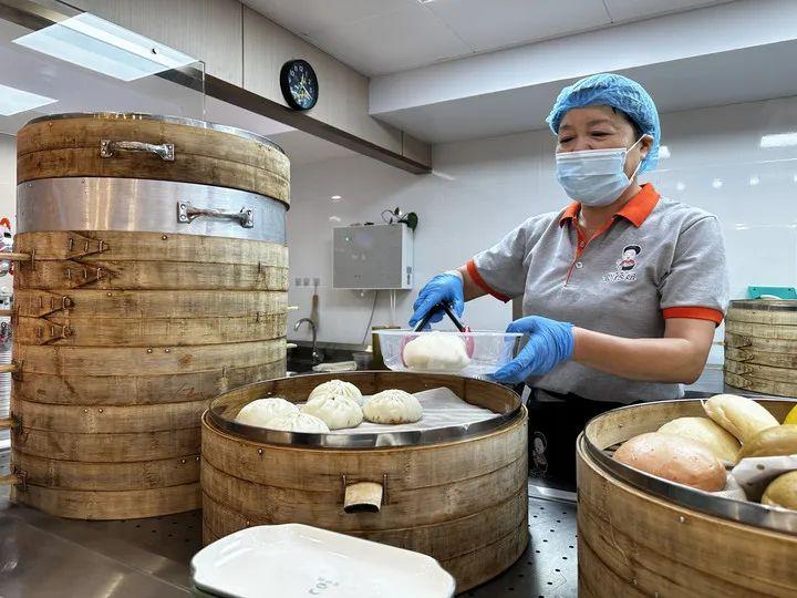 BB电子义乌昔日资产数亿“箱包女王”破产后卖包子还债(图3)