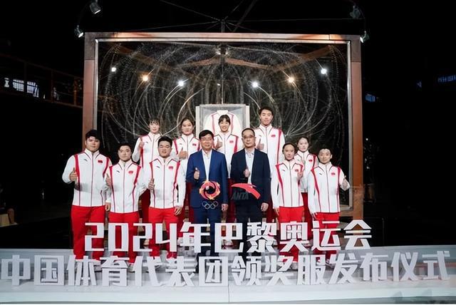 中国健儿成巴黎奥运焦点？龙纹衣服、兵马俑箱包让艺术与技术结合BB电子(图2)