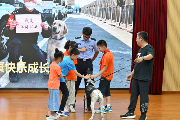 BB电子爱心暑托班迎来特殊“访客”小学生“零距离”接触轨交安全教育(图2)
