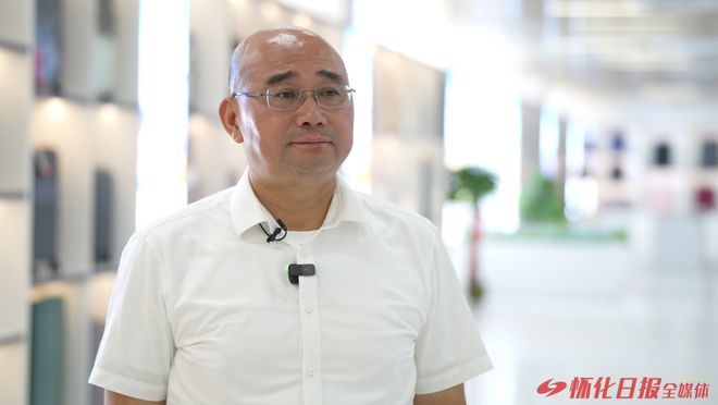 喜迎湘商大会·湘商访BB电子谈①｜牟晓峰：箱包王国里的“怀化心”(图1)
