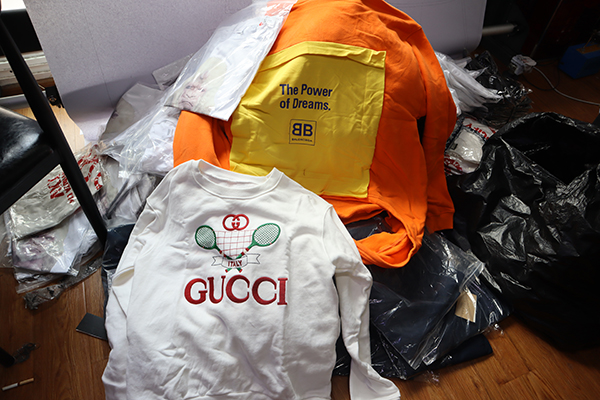 BB电子千万元假冒奢侈品牌服饰箱包的背后是一条完整的制假售假产业链…(图1)