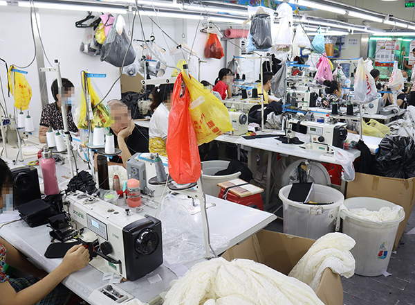 BB电子千万元假冒奢侈品牌服饰箱包的背后是一条完整的制假售假产业链…(图3)