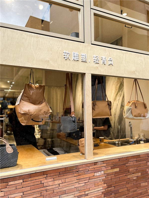 BB电子南头古城新活力哇吲箱包新店开业开启东方美学之旅(图3)