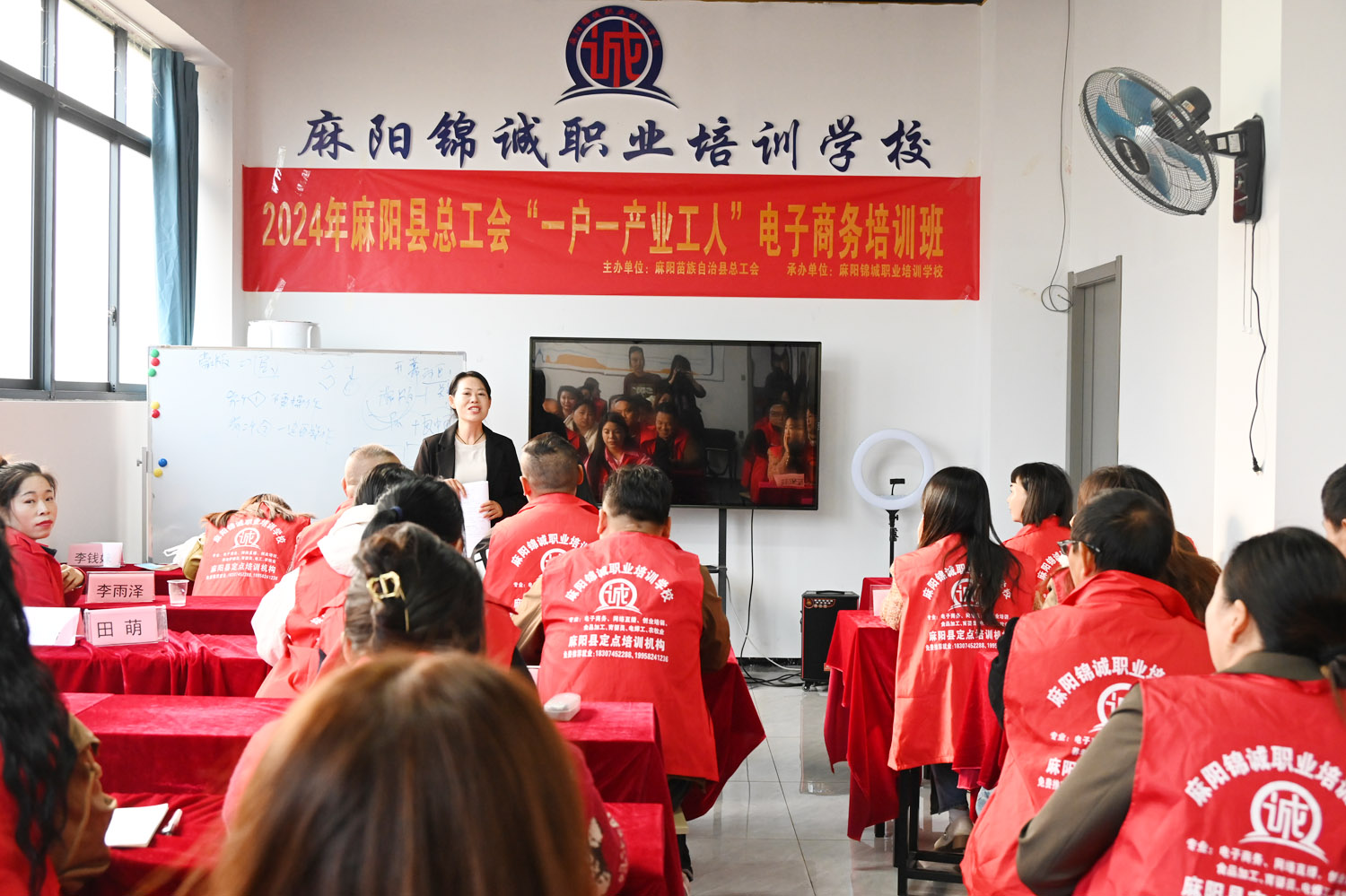 “一户一产业工人”助力 箱包产业“跑”得快BB电子(图2)