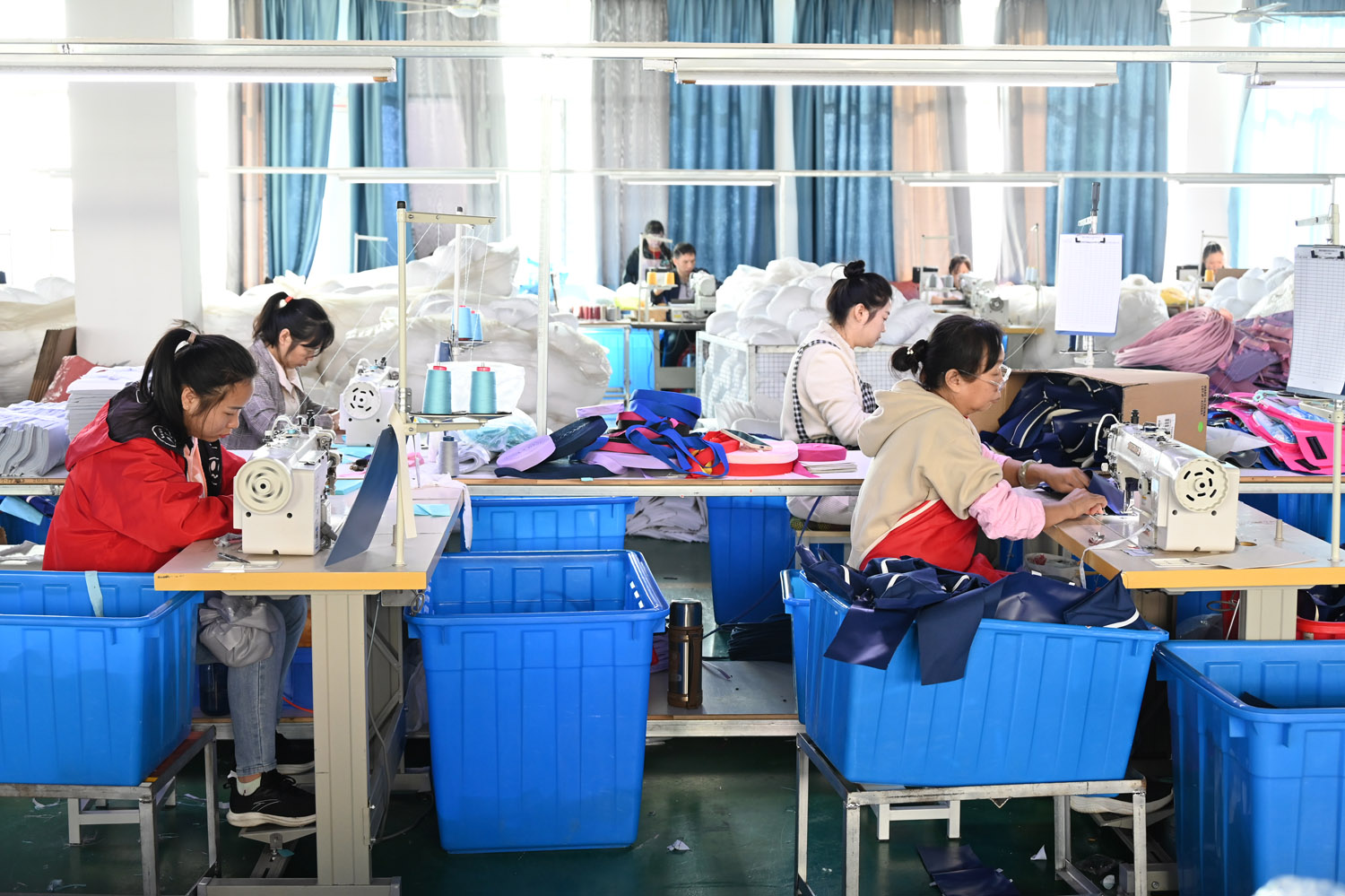 “一户一产业工人”助力 箱包产业“跑”得快BB电子(图4)
